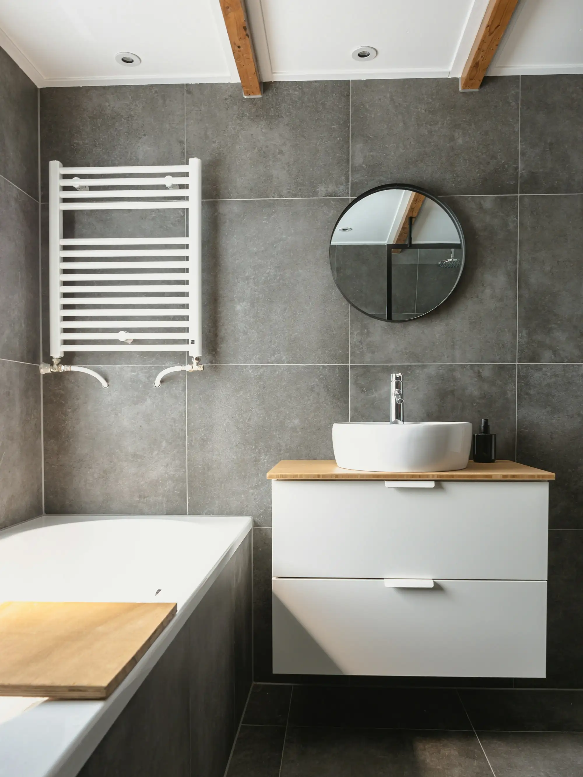 Après : Salle de bain terminée, carrelage gris et meuble blanc